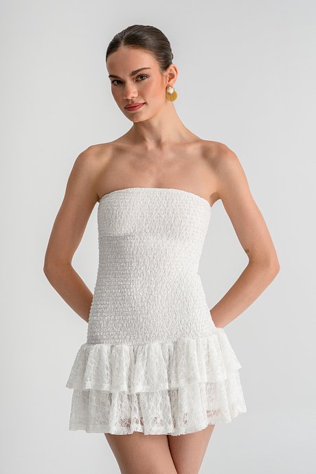 Μίνι strapless φόρεμα με σφηκοφωλιά και βολάν