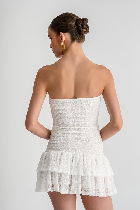 Μίνι strapless φόρεμα με σφηκοφωλιά και βολάν