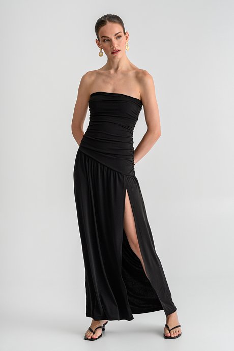 Maxi strapless φόρεμα με σούρες και σκίσιμο