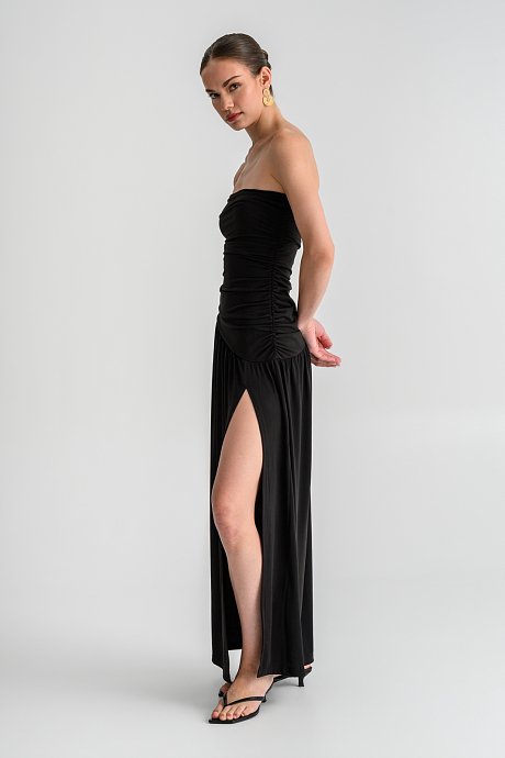 Maxi strapless φόρεμα με σούρες και σκίσιμο