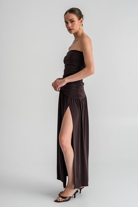 Maxi strapless φόρεμα με σούρες και σκίσιμο