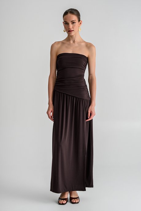 Maxi strapless φόρεμα με σούρες και σκίσιμο
