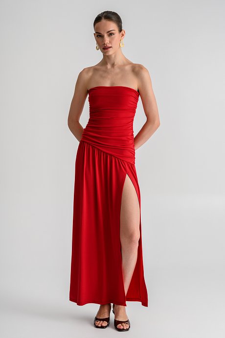 Maxi strapless φόρεμα με σούρες και σκίσιμο