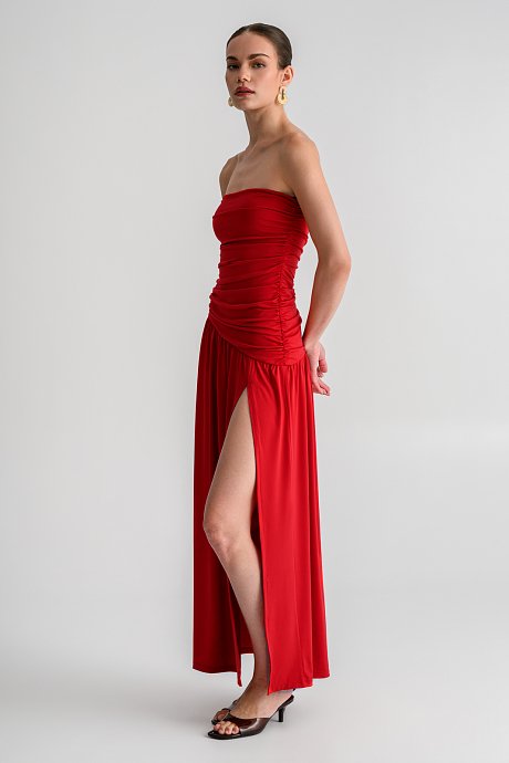 Maxi strapless φόρεμα με σούρες και σκίσιμο