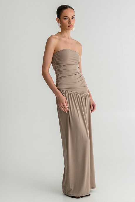 Maxi strapless φόρεμα με σούρες και σκίσιμο