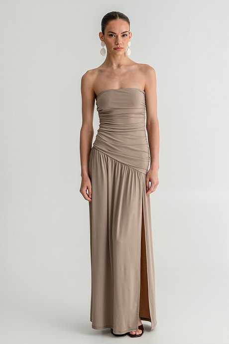 Maxi strapless φόρεμα με σούρες και σκίσιμο
