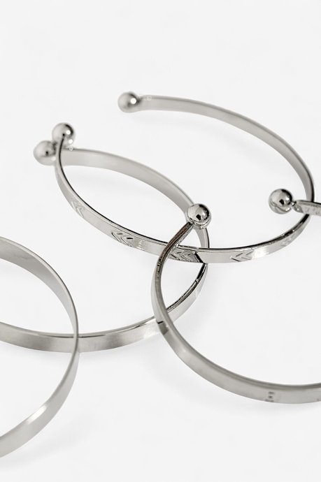 Set of bracelets with silver effect