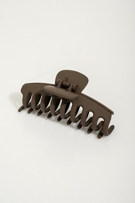 Hair claw clip with mat effect