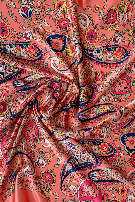 Scarf with paisley print and satin sense