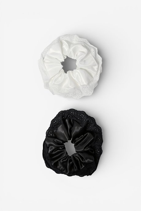 Σετ 2 scrunchies λαστιχάκια μαλλιών με διάτρητες λεπτομέρειες