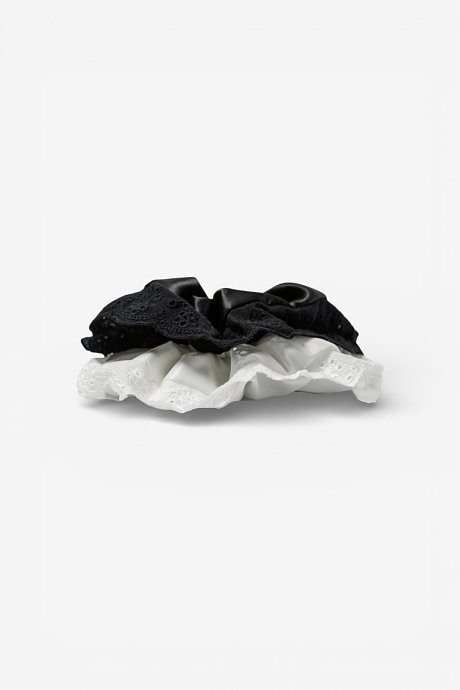 Σετ 2 scrunchies λαστιχάκια μαλλιών με διάτρητες λεπτομέρειες