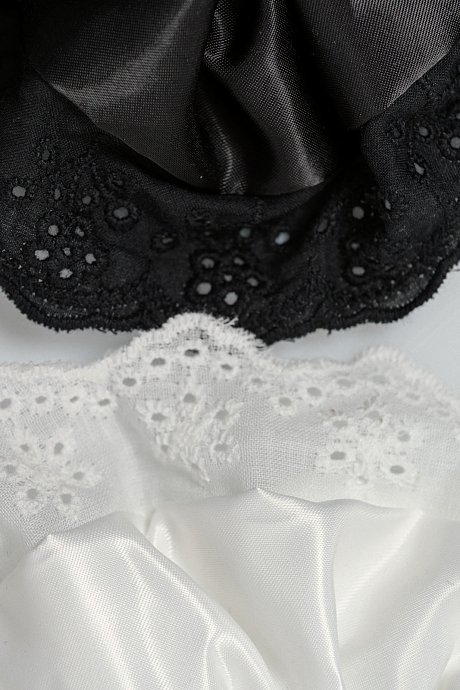 Σετ 2 scrunchies λαστιχάκια μαλλιών με διάτρητες λεπτομέρειες