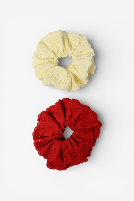 Σετ 2 scrunchies λαστιχάκια μαλλιών με διάτρητες λεπτομέρειες