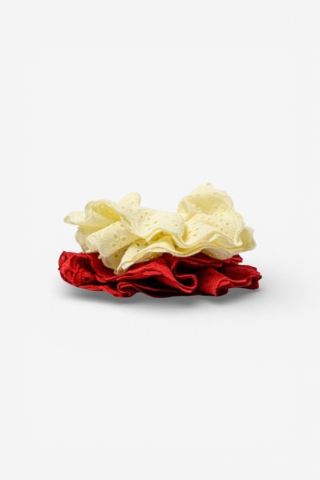 Σετ 2 scrunchies λαστιχάκια μαλλιών με διάτρητες λεπτομέρειες