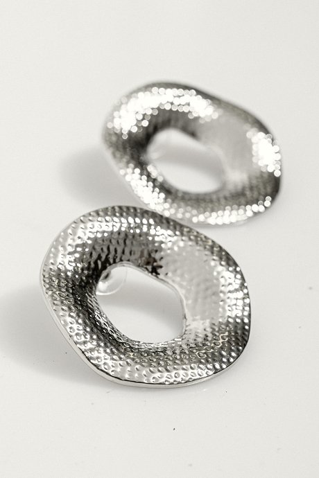 Round earrings with embossed effect