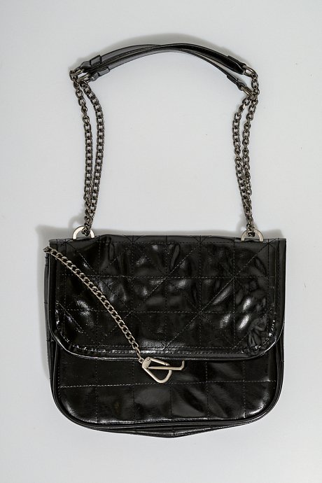 Chain bag with shinny effect
