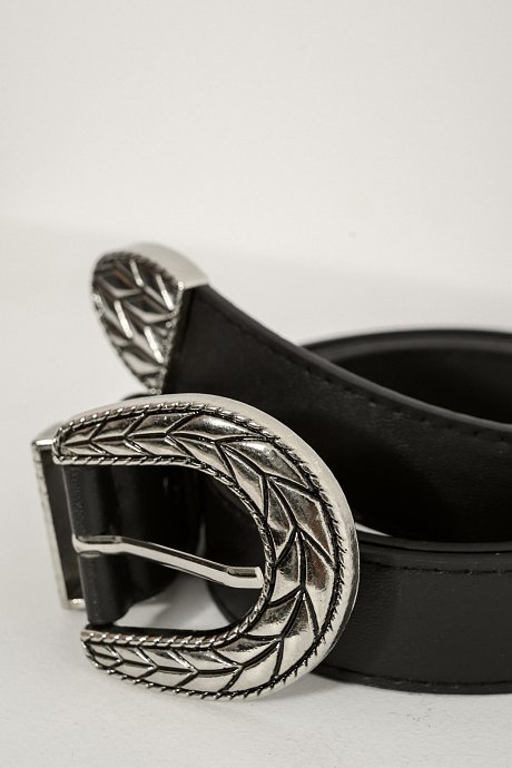 Belt with leather effect and carved buckle