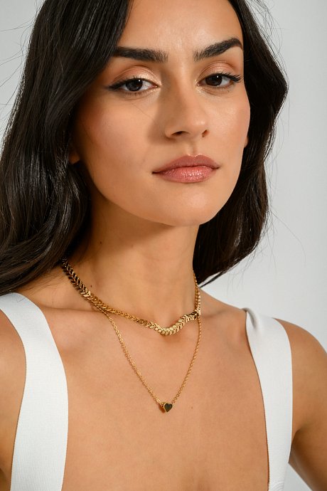 Heart-shaped neckline with 2 chains