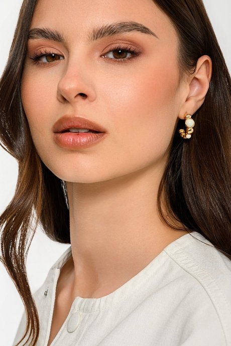 Hoop earrings with decorative pearls