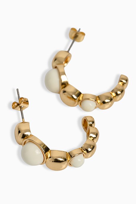 Hoop earrings with decorative pearls