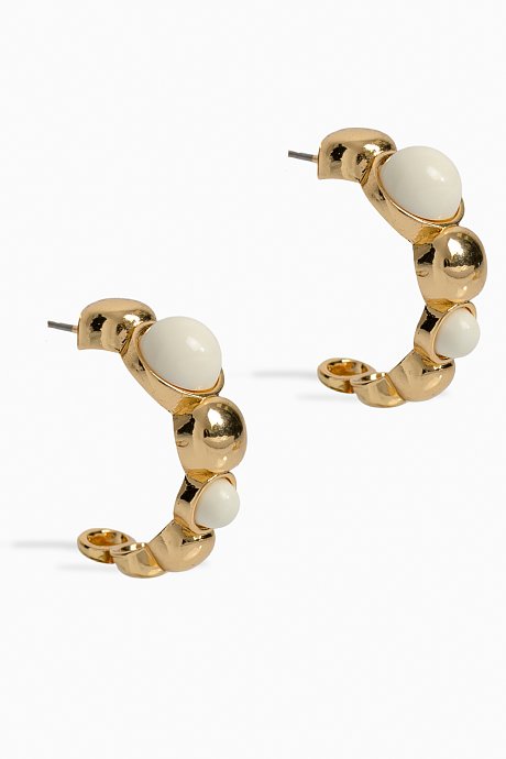 Hoop earrings with decorative pearls