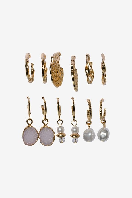 Pack with hoop earrings