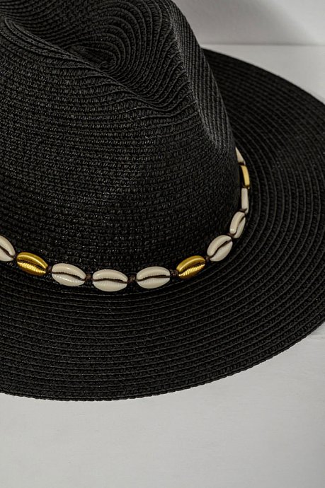 Straw hat with seashells