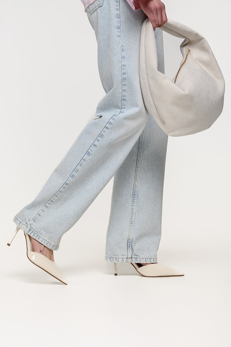 Pointy slingback heels with patent effect