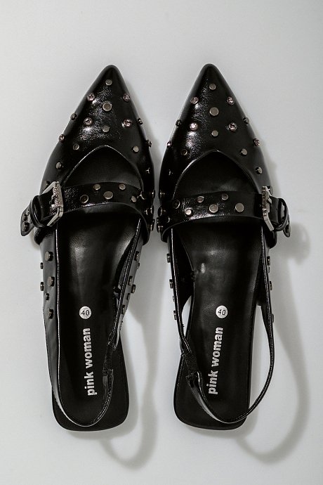 Flat shoes with buckle and studs