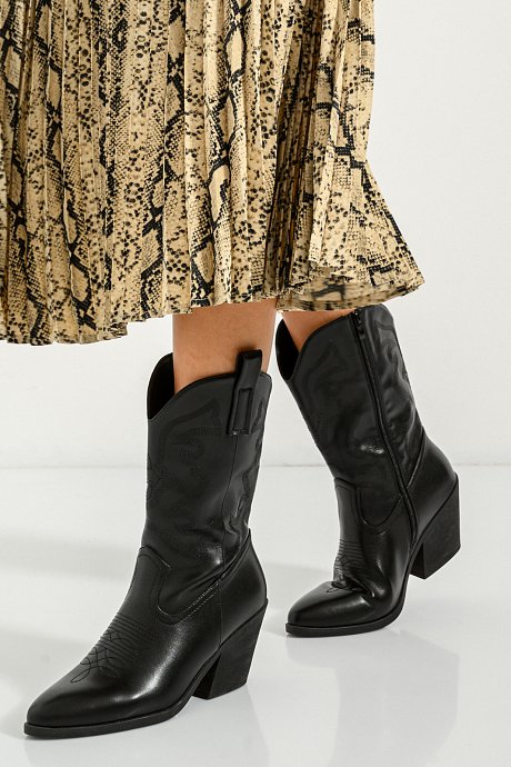 Cowboy boots with embroidered pattern