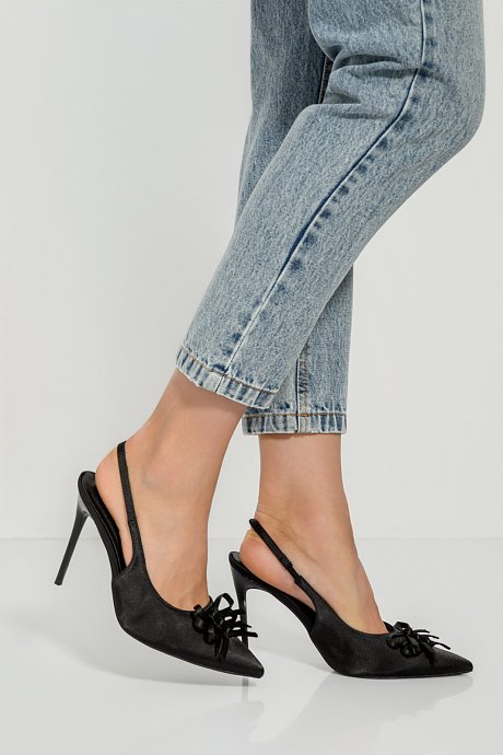 Pointy slingback heels with bow details