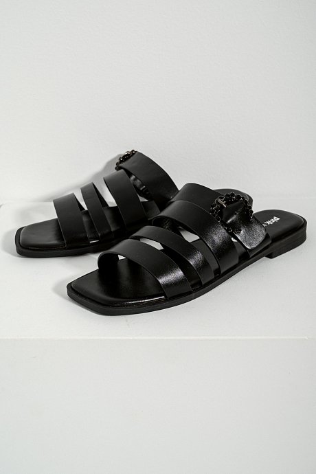 Flat sandals with straps and buckle