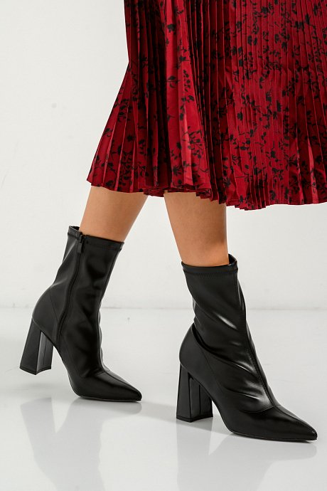 Boots with leather effect