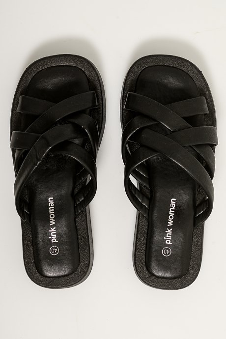 Flat sandals with cross straps