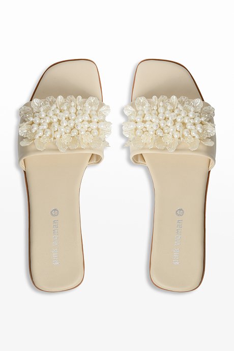 Flat sandals with band and pearl details