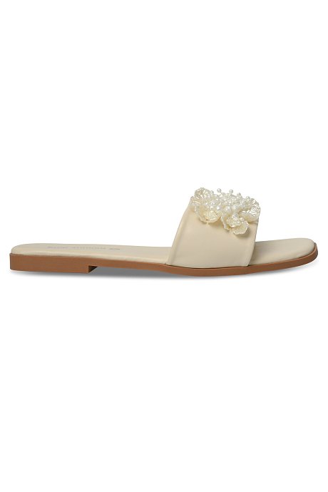 Flat sandals with band and pearl details